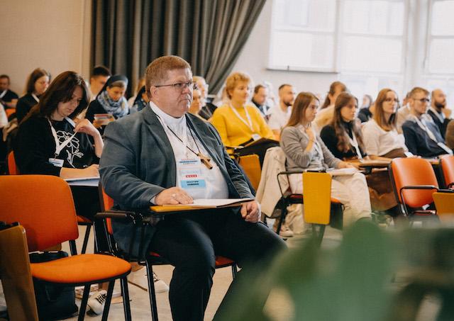 Badn, konferencia, mlade