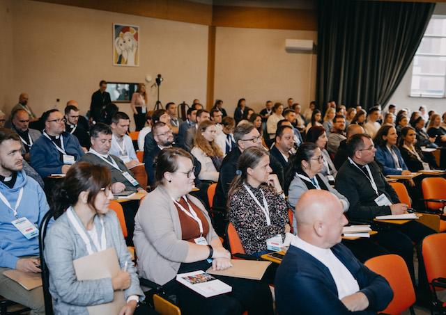 Badn, konferencia, mlade