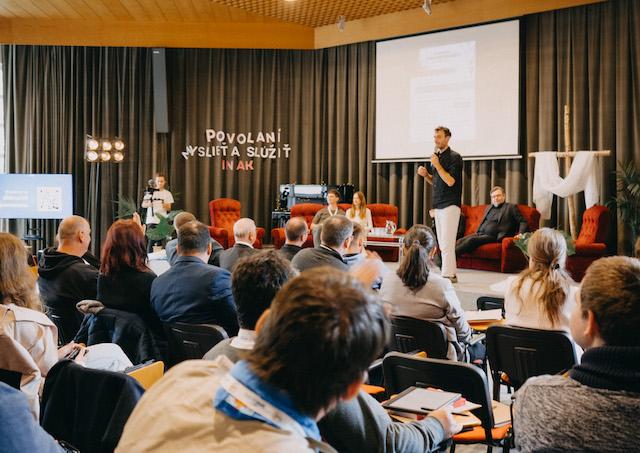 Badn, konferencia, mlade