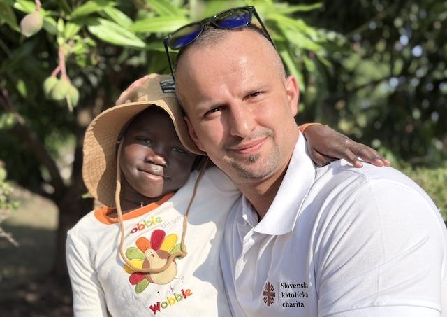 Afrika, Macak, charita